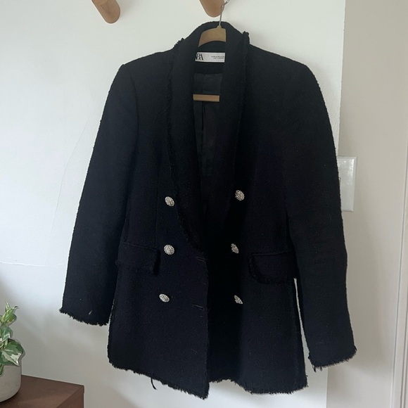 Black tweed Zara blazer
XS
Beautiful black tweeds blazer with rhinestones - Picture 2 of 8